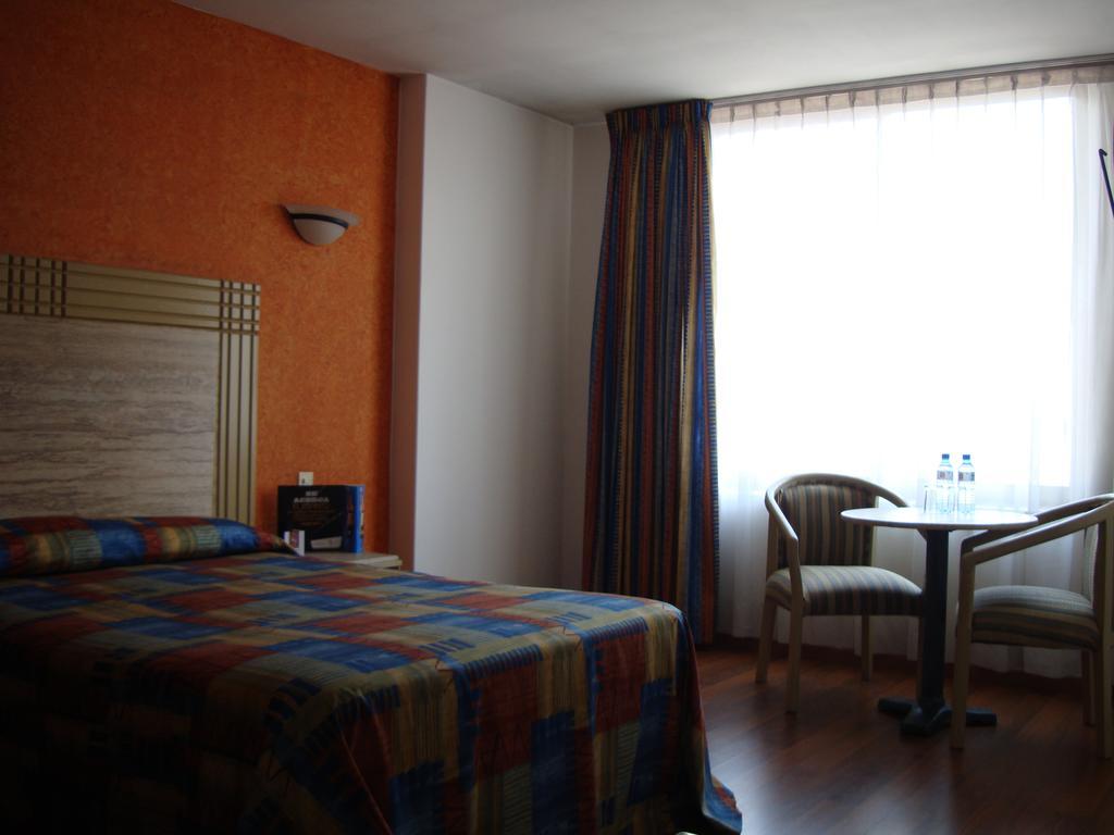 Hotel Cervantes Guadalajara Szoba fotó